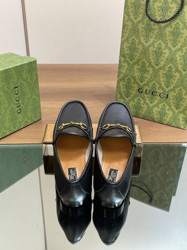 G*u*i men loafer