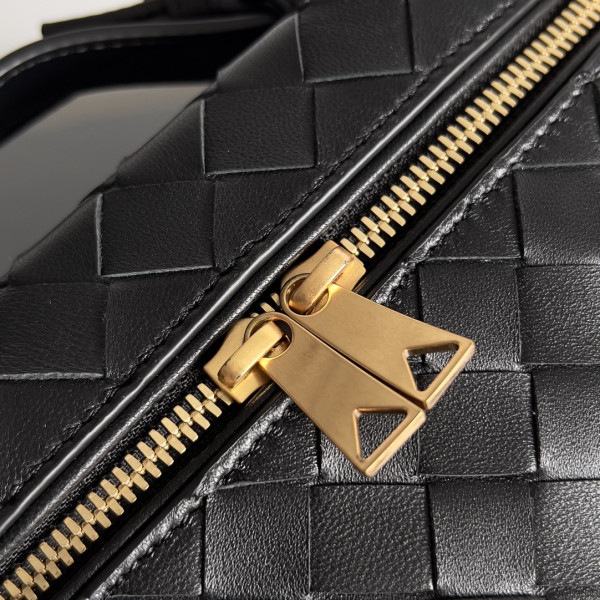 bo*te*ga Ve*ne*ta  vanity case crossbody bag