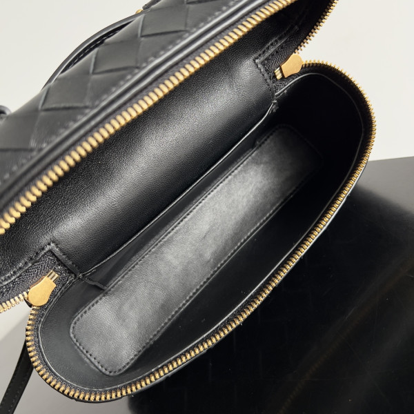 bo*te*ga Ve*ne*ta  vanity case crossbody bag
