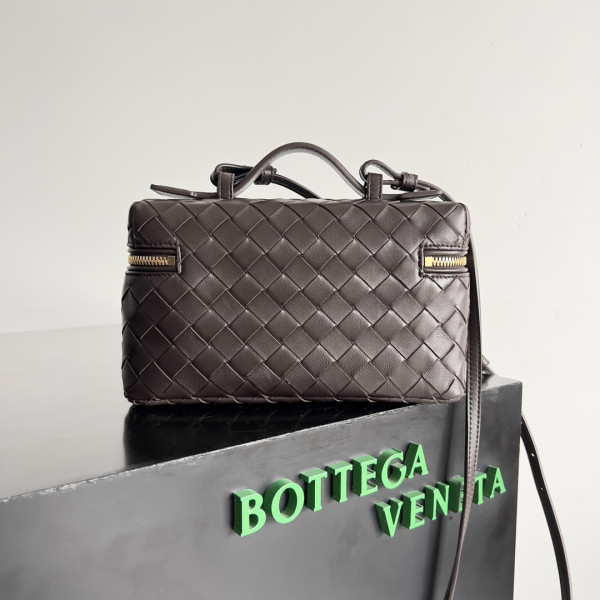bo*te*ga Ve*ne*ta  vanity case crossbody bag