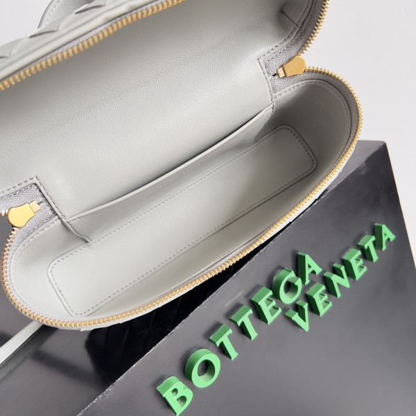 bo*te*ga Ve*ne*ta  vanity case crossbody bag