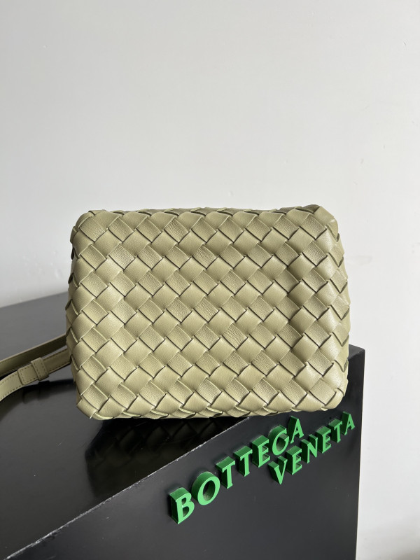 bo*te*ga Ve*ne*ta andiamo parachute small shoulder bag