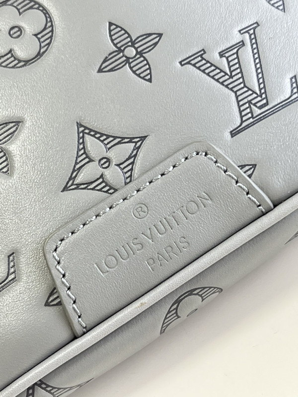 l0*is V*t0n discovery bumbag