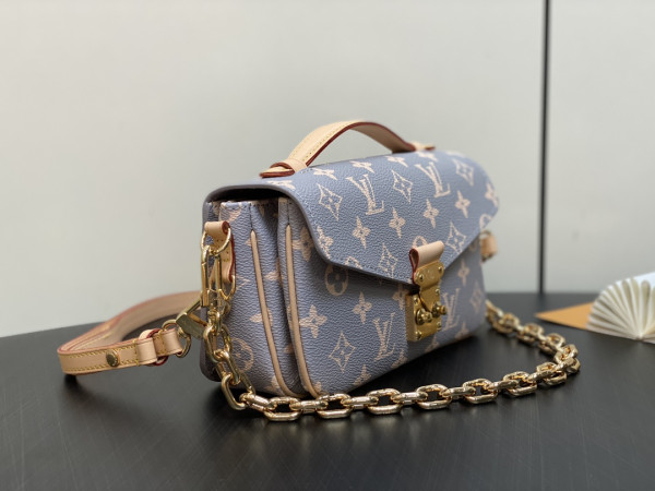 l0*is V*t0n pochette metis east west