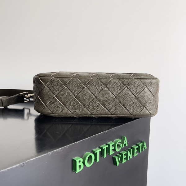 bo*te*ga Ve*ne*ta medium intrecciato camera bag