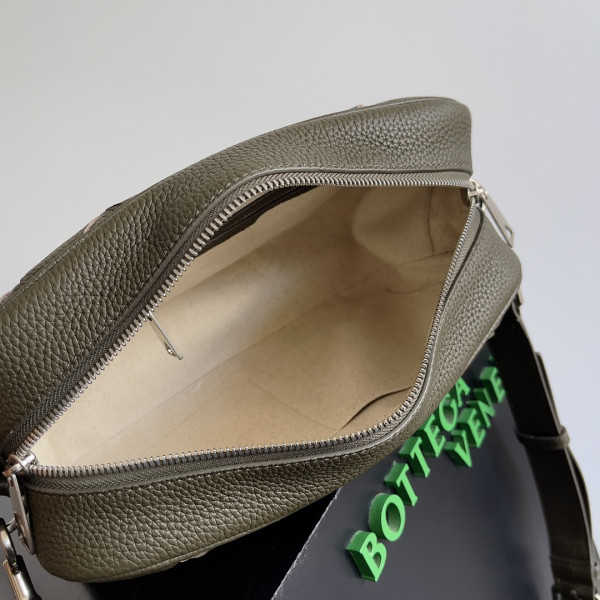 bo*te*ga Ve*ne*ta medium intrecciato camera bag
