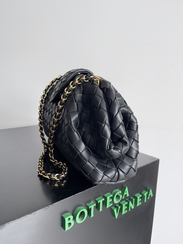 bo*te*ga Ve*ne*ta teen lauren 1980 with chain