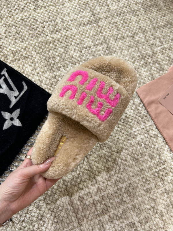 M*um*u sandals
