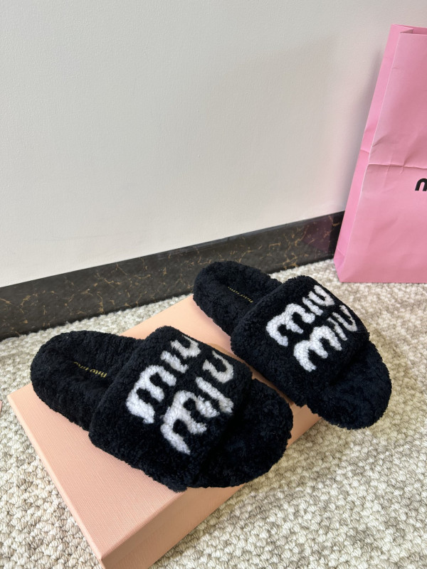 M*um*u sandals