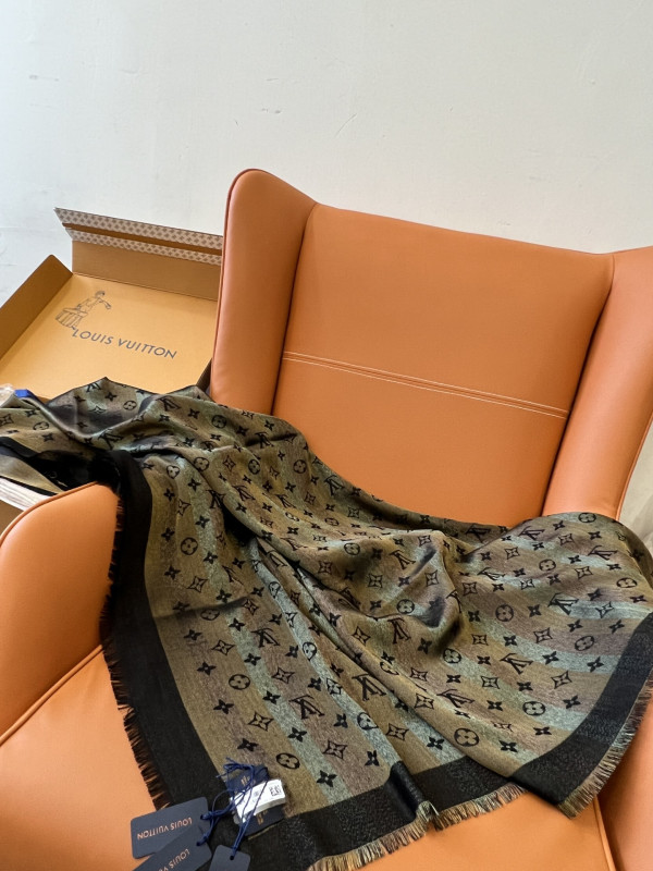 l0*is V*t0n scarf