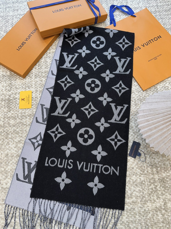 l0*is V*t0n scarf