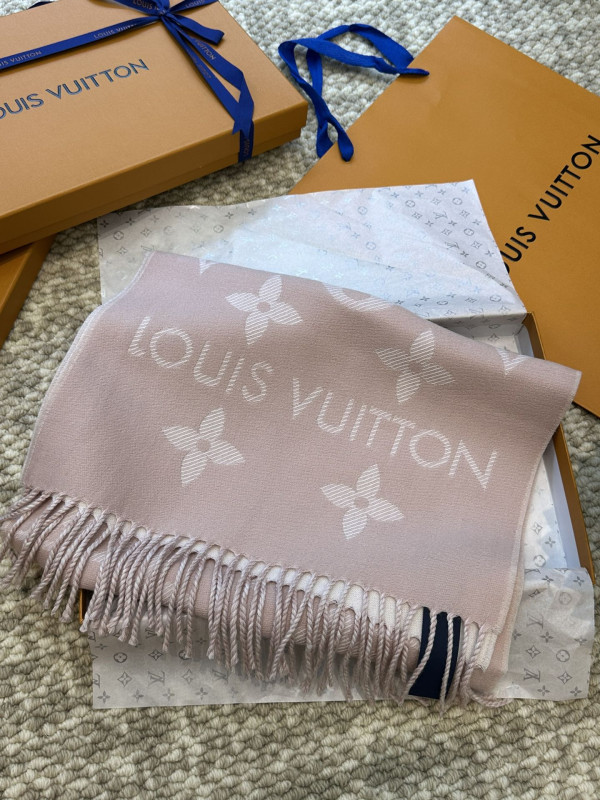 l0*is V*t0n scarf