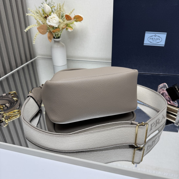 Pra*a small leather bag - 23*21*10cm