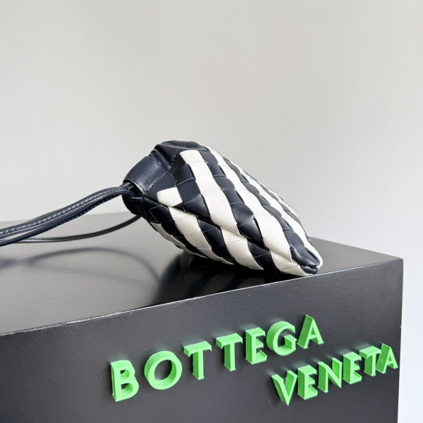 bo*te*ga Ve*ne*ta small dustbag