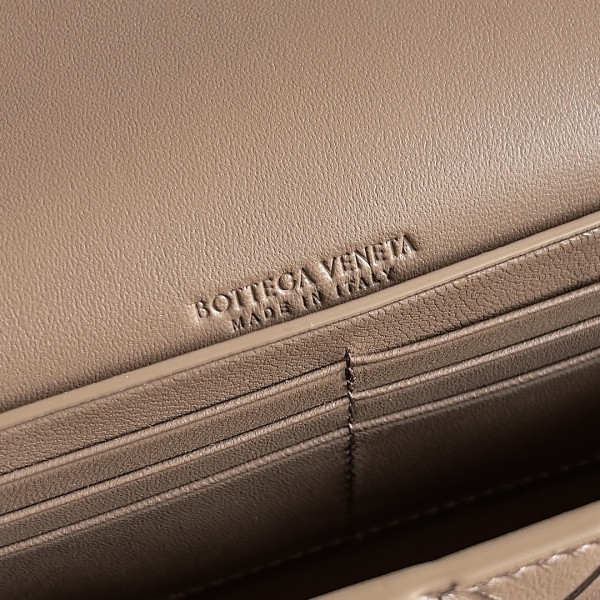 bo*te*ga Ve*ne*ta long clutch andiamo with handle-31*13*3cm